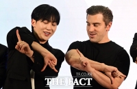  세븐틴 시그니처 포즈 배우는 브라이언 체스키 에어비앤비 공동창업자 [포토]