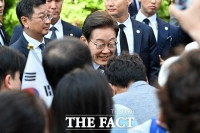  주민들과 인사 나누는 이재명 대통령 [포토]
