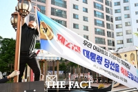  '이재명 대통령 당선' 아파트 단지 내 걸린 축하 현수막 [TF사진관]