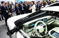 EV트렌드코리아2025, 현대차 부스 살피는 내빈들 [포토]