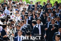  '이재명 대통령을 지켜라'…삼엄한 경호 속 사저 나서는 이 대통령 [TF사진관]