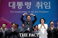  취임 선서 마친 이재명 대통령, '시민들에게 손하트와 엄지척' [TF사진관]