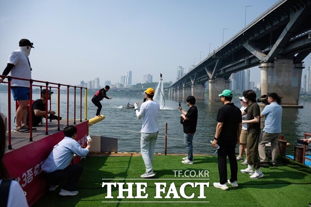 지난해에 이어 두 번째로 열린 쉬엄쉬엄 한강 3종 축제가 지난 6월 1일 성황리에 막을 내렸다. 사진은 쉬엄쉬엄 한강 3종 축제 한강풍덩존./서울시