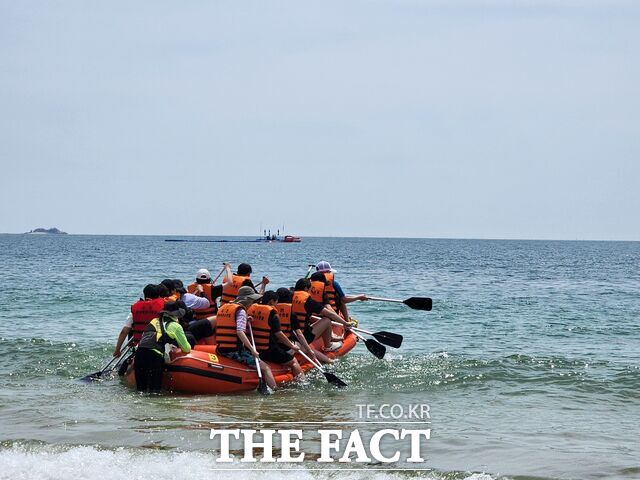 5일 대천해수욕장 앞 바다에서 장애·비장애 학생들이 함께 수상 테마 체험을 진행하고 있다. /대전시교육청