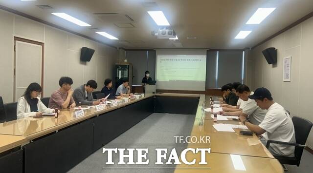 인천시 보건환경연구원이 5일 시군구 담당자를 대상으로 해수욕장 환경조사에 대해 교육을 실시했다./인천시