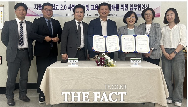경북 구미시립산동도서관과 산동고등학교는 4일 자율형 공립고 2.0’사업의 성공적 추진과 지역 교육·문화 협력 강화를 위한 MOU를 체결했다. 이날 협약식에는 이선임 구미시립중앙도서관장과 이용택 구미산동고등학교 교장 등 양 기관 관계자 10여 명이 참석해 지역 기반 교육 협력 모델 구축에 힘을 모으기로 했다. /구미시