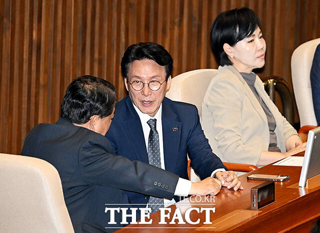 김병주 최고위원과 대화하는 김민석 국무총리 후보자.