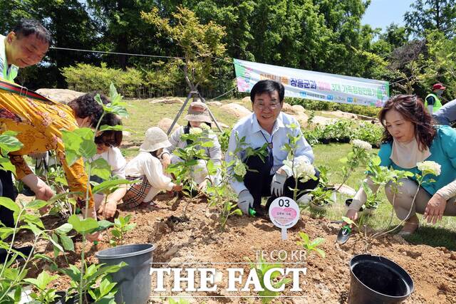 장흥군이 3대 가족정원 만들기 행사를 개최하고 있다./장흥군