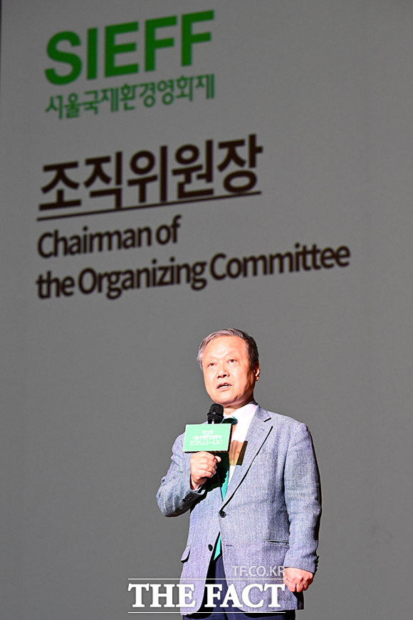 서울국제환경영화제 개막 선언하는 최열 서울국제환경영화제 조직위원장.