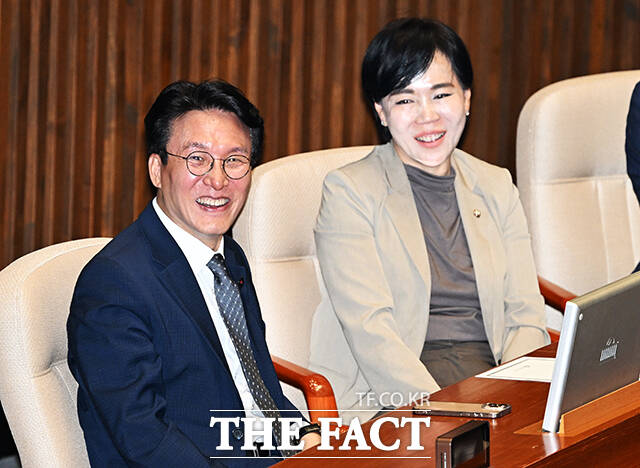 환한 미소 지으며 본회의 참석한 김민석 국무총리 후보자.