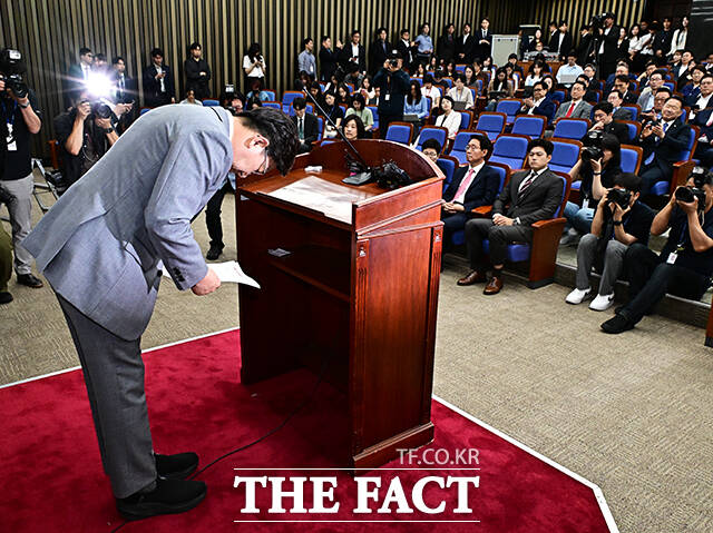 권성동 국민의힘 원내대표가 5일 오전 서울 여의도 국회에서 열린 의원총회에 참석해 모두발언을 마친 뒤 인사를 하고 있다. /배정한 기자