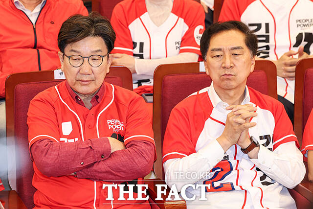 권성동 국민의힘 원내대표가 5일 국민의힘은 12·3 비상계엄과 대통령 탄핵에 대한 준엄한 심판을 넘어 지난 윤석열 정부 3년의 실패에 대해 집권여당으로서 총체적 심판을 받았다며 원내대표직 사퇴를 선언했다. /국회=박헌우 기자