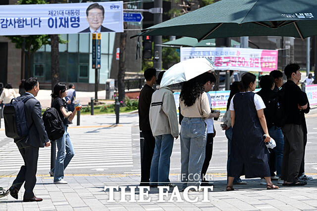 그늘 아래로 모여드는 시민들.