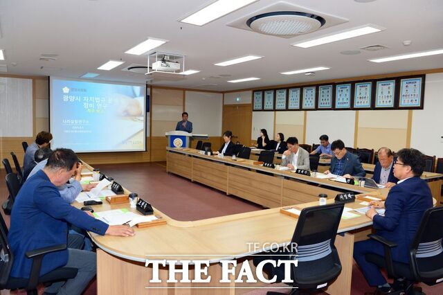 광양시의회가 광양시 자치법규 정비를 위한 연구모임 및 용역 착수보고회를 개최하고 있다./광양시의회