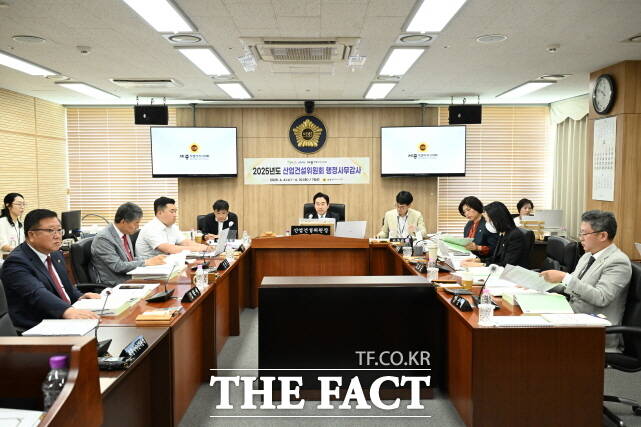 세종시의회 산업건설위원회가 4일 경제산업국을 시작으로 2025년 행정사무감사를 펼치고 있다. /세종시의회