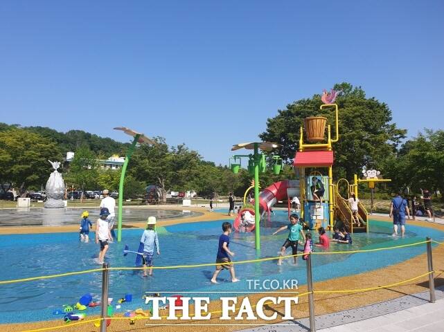 부여 구드래 조각공원의 바닥분수와 어린이 물놀이 시설 /부여군