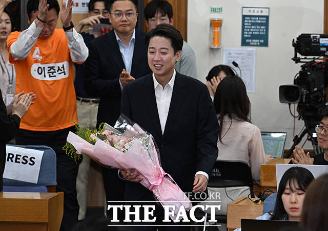 이 후보가 3일 오후 서울 여의도 국회 의원회관에 마련된 제21대 대통령선거 개표상황실에 들어서는 모습. /박헌우 기자