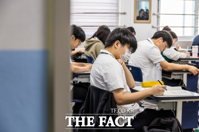 대학수학능력시험 6월 모의평가 시행일인 지난 4일 오전 서울 금천구 금천고등학교에서 학생들이 시험 준비를 하고 있다. /더팩트 DB