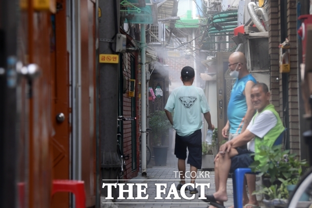 사진은 2023년 8월 3일 서울 종로구 돈의동 쪽방촌 골목의 노인들 /사진=더팩트