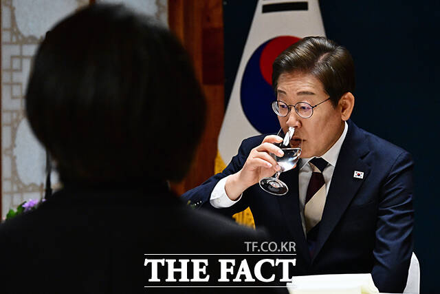 이재명 대통령이 한남동 관저로 거처를 정했다. 이 대통령이 4일 오후 서울 여의도 국회 사랑재에서 열린 제21대 대통령 취임 기념 오찬에 참석해 물을 마시고 있다. /배정한 기자