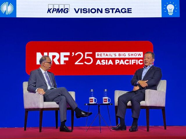 지난 3일 싱가포르 마리나 베이 샌즈 싱가포르 에서 열린 NRF Big Show APAC 2025에서 김상현 롯데유통군 총괄대표 부회장(오른쪽)과 비풀 차울라 페어프라이스 그룹 CEO가 대담을 나누고 있다. /롯데 유통군