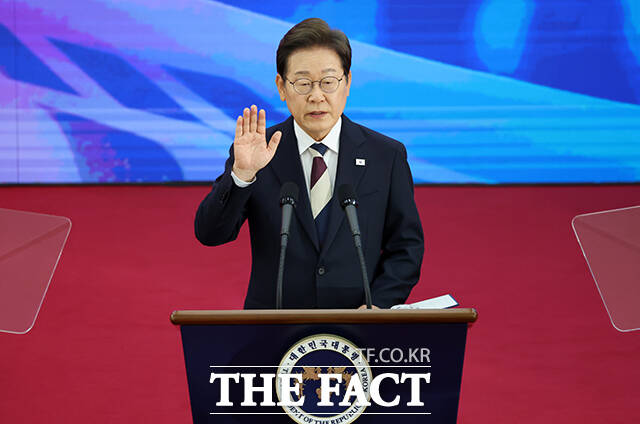 제21대 대통령에 당선된 이재명 대통령이 4일 국회 로텐더홀에서 취임선서를 하고 있다. /국회사진기자단