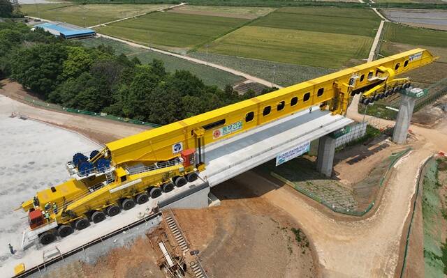 동부건설이 호남고속철도 2단계 2공구 현장에 PSM 공법을 적용해 첫 상판 거치를 시작했다. /동부건설