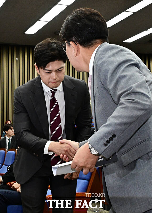 권성동 원내대표와 인사하는 김용태 비상대책위원장.