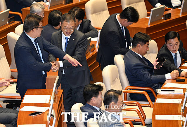 김상욱 더불어민주당 의원이 5일 오후 서울 여의도 국회에서 열린 본회의에 참석해 의원들과 인사를 하고 있다. /국회=배정한 기자