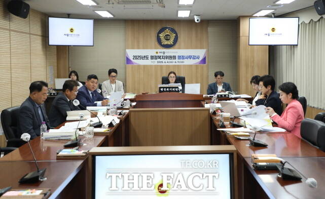 세종시의회 행정복지위원회가 4일 기획조정실, 감사위원회, 국회세종의사당건립지원협력사무소 등을 대상으로 1일차 2025년 행정사무감사를 펼치고 있다. /세종시의회