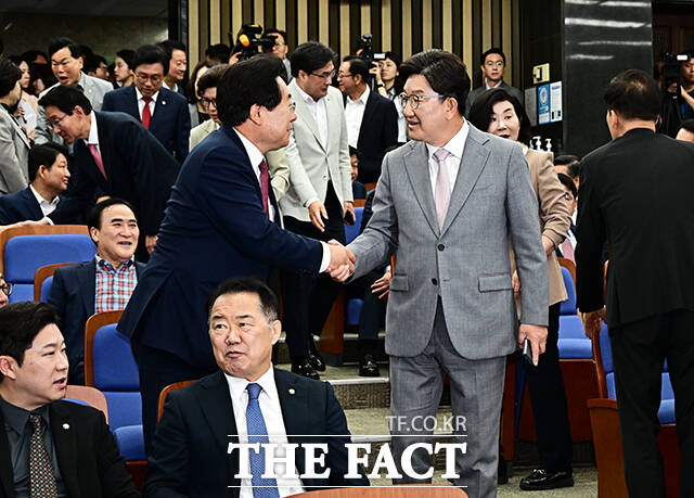의원들과 인사하는 권성동 원내대표.
