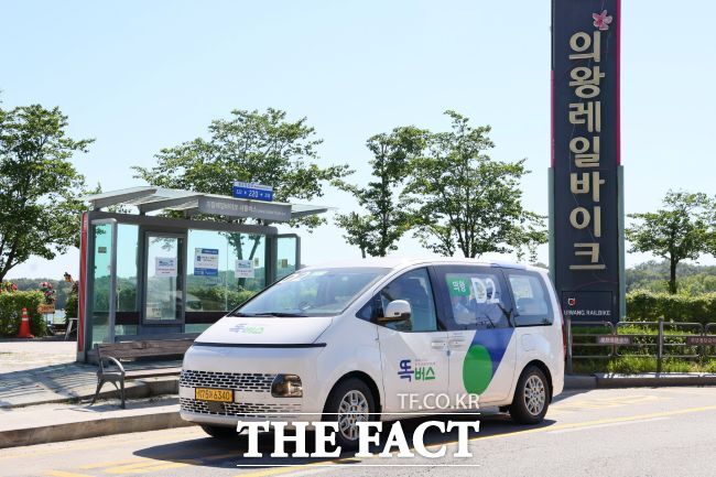 의왕 똑버스가 정류장에 정차한 모습 /의왕시