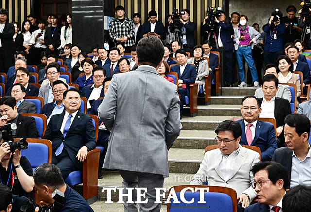 사퇴 선언 후 의총장 떠나는 권성동 원내대표.