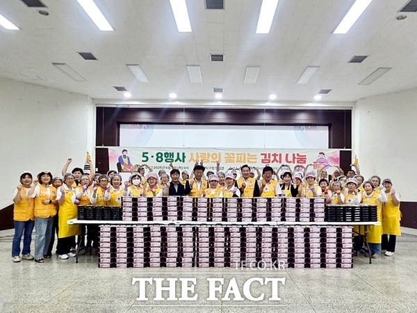 대한적십자사봉사회 대덕구협의회가 5일 대덕구청에서 봉사원 30여 명이 참여한 가운데 취약계층을 위한 김치 나눔 봉사활동을 펼쳤다./대한적십자사대전세종지사