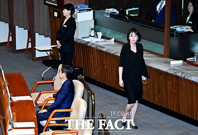 표결 마친 뒤 본회의장 떠나는 배현진 의원.