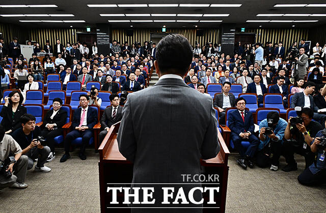 권성동 국민의힘 원내대표가 5일 오전 서울 여의도 국회에서 열린 의원총회에서 사퇴를 선언했다. /배정한 기자