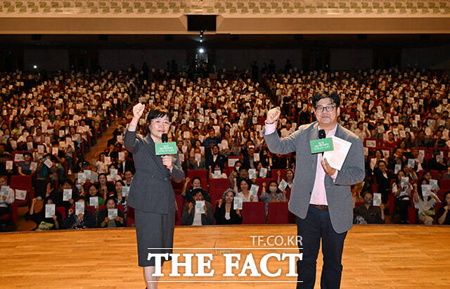 이미경, 정재승 서울국제환경영화제 공동집행위원장(왼쪽부터)이 5일 오후 서울 서대문구 연세대학교 대강당에서 열린 제22회 서울국제환경영화제 개막식에서 인사말을 마친 뒤 기념촬영을 하고 있다. /남용희 기자