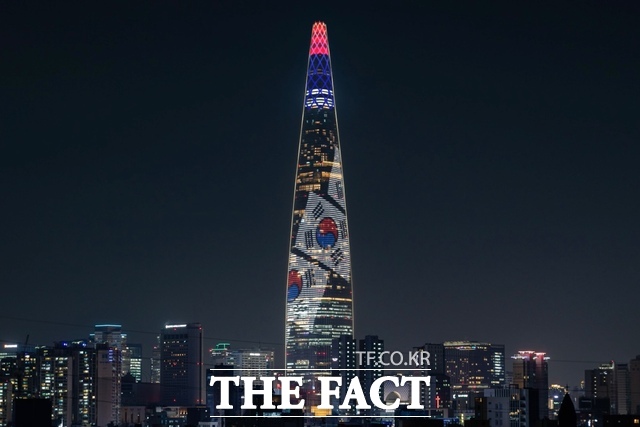 롯데월드타워가 6일 외벽 미디어파사드에 현충일의 의미를 되새길 수 있는 콘텐츠를 선보인다. /롯데물산