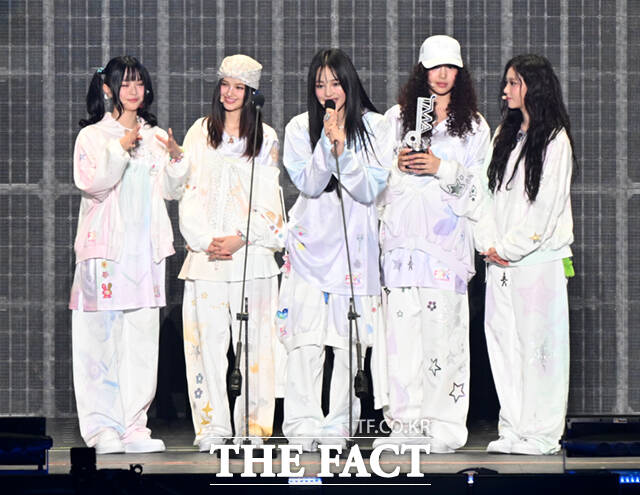 걸그룹 뉴진스가 소셜 미디어에 어제 편지 읽었는데 마음이 너무 좋아졌어. 보고 싶어졌어. 그래서 그냥 와봤어라고 적었다. 사진은 지난해 2024 더팩트 뮤직 어워즈 참석 당시 모습. /이새롬 기자