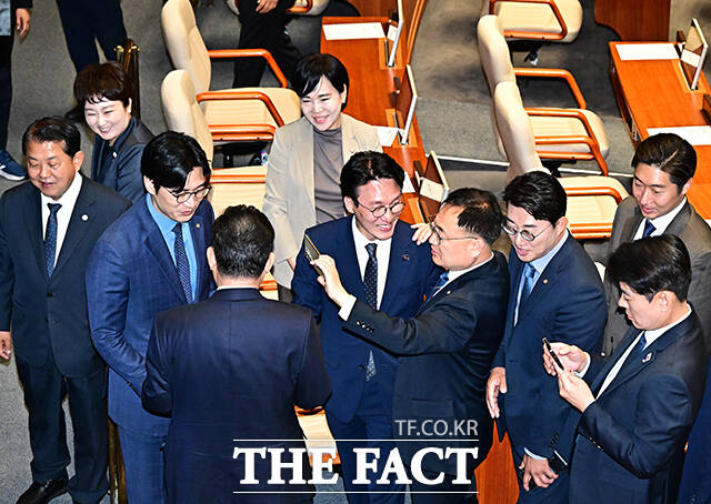 줄서서 김민석 국무총리 후보자와 기념사진 촬영하는 더불어민주당 의원들.