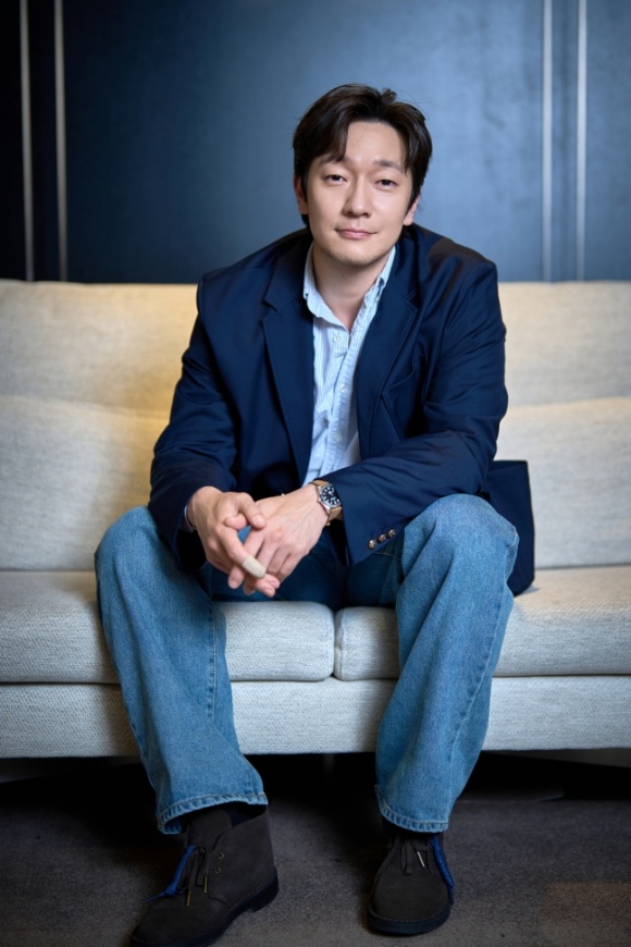 배우 손석구가 <더팩트>와 만나 디즈니+ 오리지널 시리즈 나인 퍼즐에 관한 인터뷰를 진행했다. 그는 극 중 한강경찰서 형사 김한샘 역을 맡아 열연을 펼쳤다. /스태넘