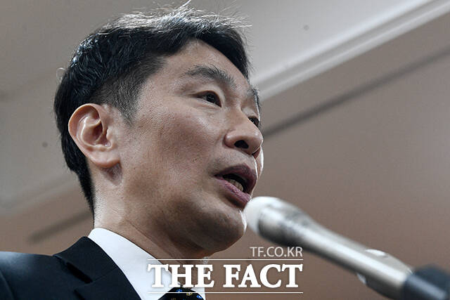 이복현 금융감독원장이 3년간 임기를 채우고 5일 금감원을 떠난다. 사진은 이 원징이 지난 4월 10일 오전 서울 여의도 금융투자협회에서 열린 금융감독원장-자산운용사 CEO 간담회를 마치고 브리핑을 하고 있는 모습. /서예원 기자