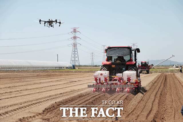 당진시 해나루영농조합법인은 4일 합덕읍 신리 일원에서 논콩 기계화 일괄파종 시연회를 개최했다. /당진시