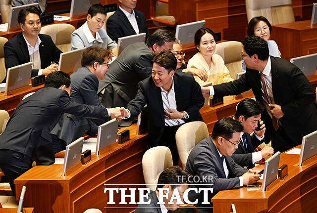 밝은 표정으로 동료 의원들과 인사하는 이준석 의원.