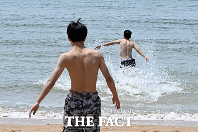 더운 날씨, 시원한 해수욕장으로