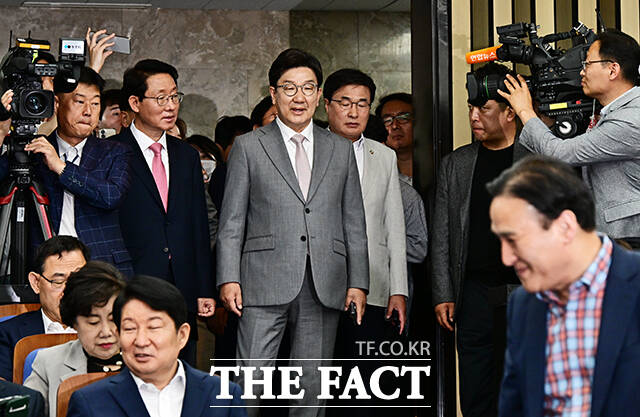 의원총회 참석하는 권성동 원내대표.