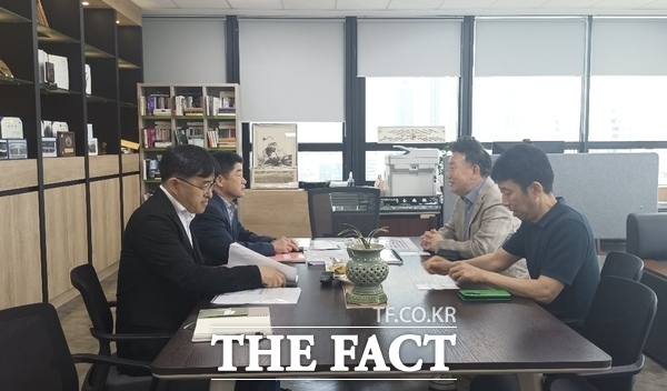 정학수 대전지방조달청장은 5일 대전테크노파크를 방문해 김우연 원장과 면담을 갖고 지역 경제 활성화를 위한 조달사업의 신속집행에 대해 협조를 요청하고 지역 중소기업 지원방안에 대해 논의했다./대전지방조달청