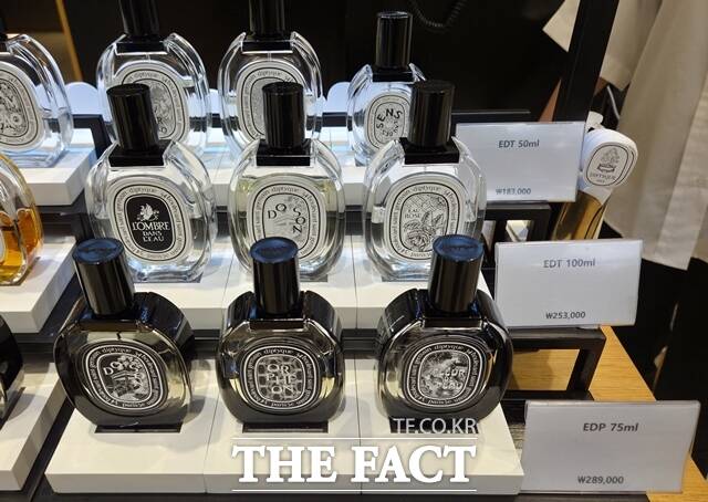 향수는 향료 농도와 지속 시간에 따라 퍼퓸, 뚜왈렛, 코롱 등 명칭으로 구분지어 생산되고 가격대도 다르게 책정된다. 사진은 롯데백화점 강남점 딥티크 매장에 진열된 딥티크 오 드 퍼퓸(EDP)과 오 드 뚜왈렛(EDT) 제품 모습, /우지수 기자