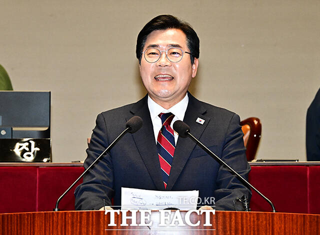 박찬대 더불어민주당 대표 직무대행 겸 원내대표가 5일 오후 서울 여의도 국회에서 열린 의원총회에 참석해 모두발언을 하고 있다. /국회=배정한 기자