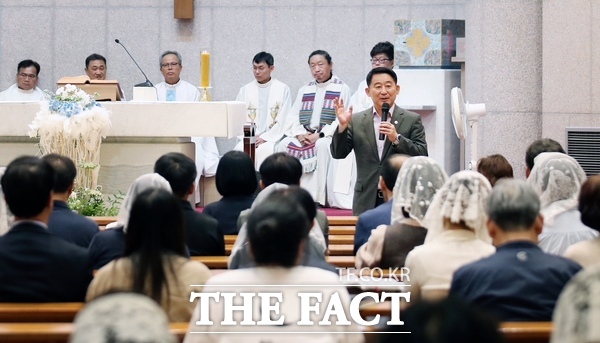 대전 서구는 천주교 대전교구 서부지구와 함께 4일 저녁 탄방동 성당에서 생태계 회복과 탄소중립을 위한 공동미사 및 환경교육을 진행했다. 서철모 서구청장이 인사말을 하고 있다. /대전 서구